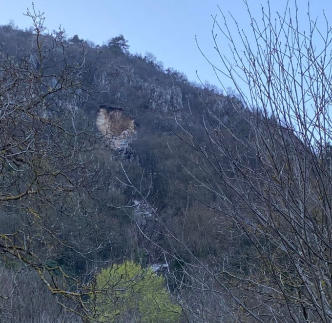 Frana la montagna a Bracca: rocce e detriti rotolano in paese, evacuate due case