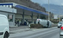 Comenduno di Albino, automobilista perde il controllo e si ribalta al distributore di benzina