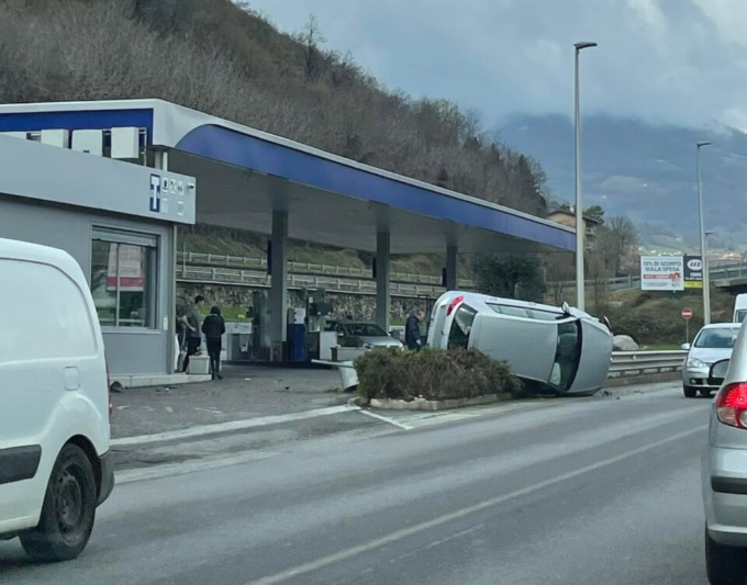 Comenduno di Albino, automobilista perde il controllo e si ribalta al distributore di benzina