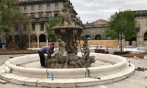 La fontana del Tritone ha fatto ritorno a casa: è stata rimessa al centro di piazza Dante