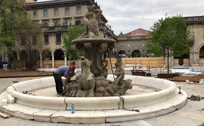 La fontana del Tritone ha fatto ritorno a casa: è stata rimessa al centro di piazza Dante