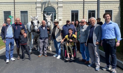 Aria di "Felicità" nella Bassa Bergamasca: a Spirano sfila in carrozza Albano Carrisi