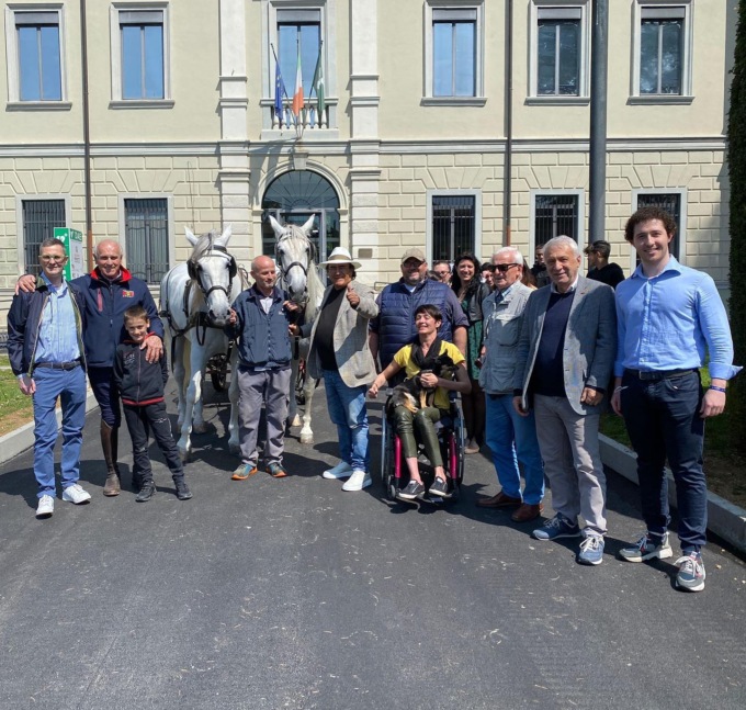Aria di “Felicità” nella Bassa Bergamasca: a Spirano sfila in carrozza Albano Carrisi