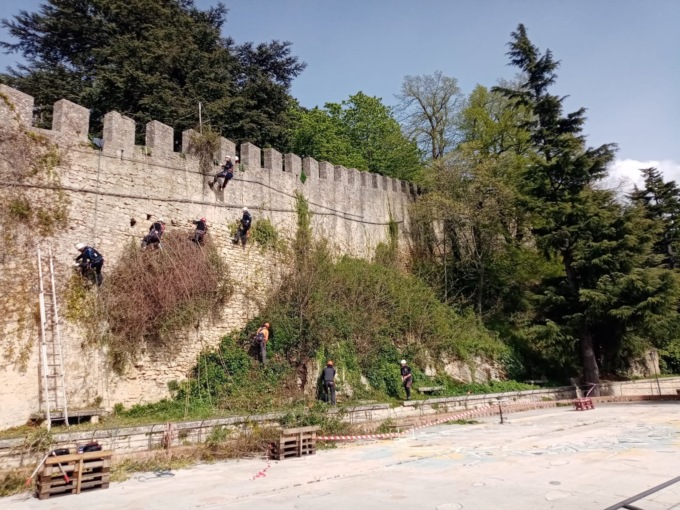 Da Bergamo a San Marino: i volontari di Orobicambiente ripuliscono le mura della Repubblica