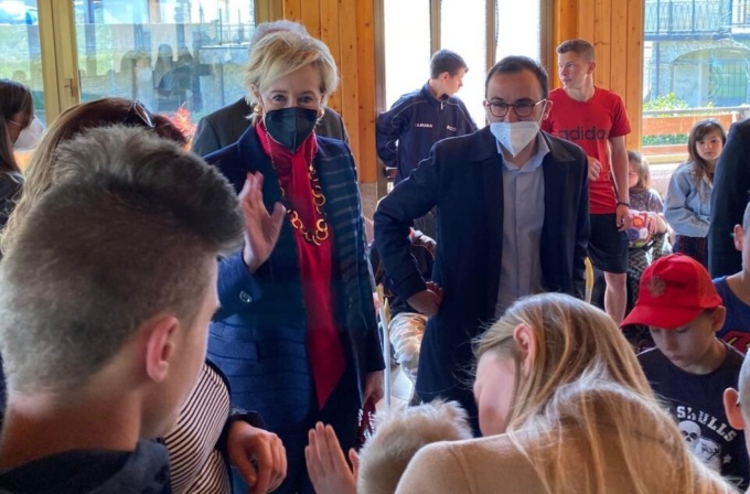Rota Imagna, la vicepresidente Moratti in visita agli orfani accolti all’hotel Posta