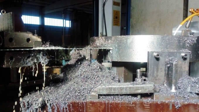 Telgate, artigiano di 79 anni muore incastrato in un macchinario nella sua officina