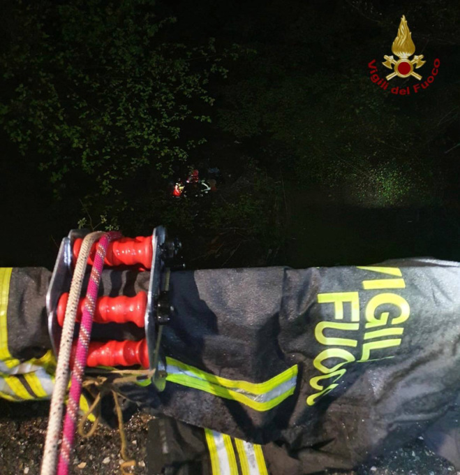 Finisce con l’auto in una valletta e scivola in una scarpata: recuperato un uomo a Taleggio