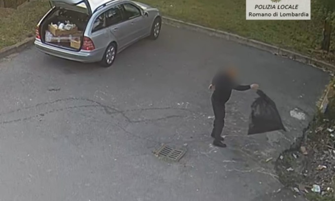 Abbandona i rifiuti davanti alla discarica: multato per la seconda volta in un mese