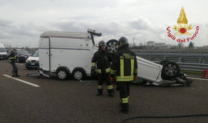 Automobile si ribalta tra Calcio e Romano: quattro feriti, tra cui una 16enne e una 11enne