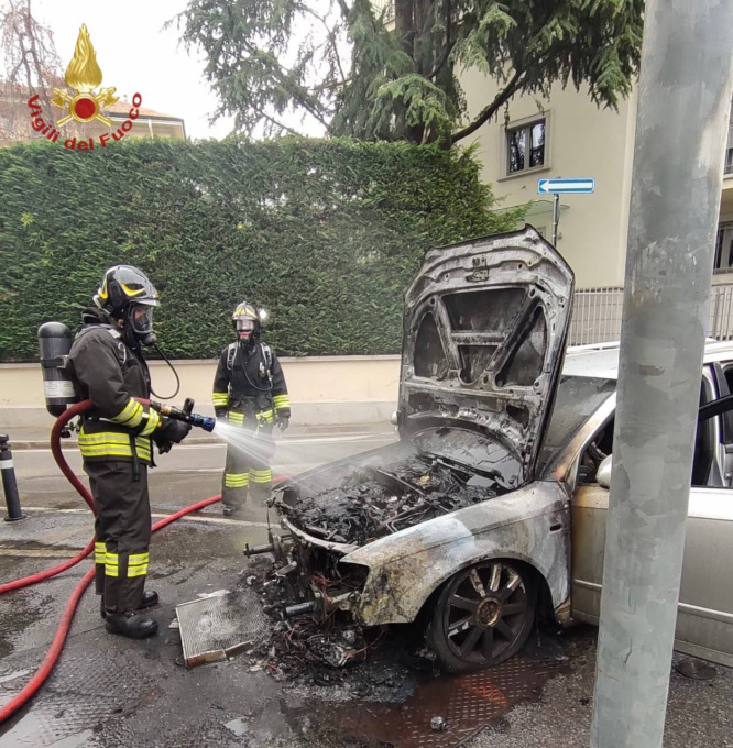 Automobile prende fuoco in movimento nel quartiere di Santa Lucia: salvo il conducente