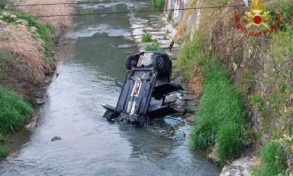 Auto ribaltata nel fiume Cherio a Trescore: resta grave il giovane di 20 anni alla guida