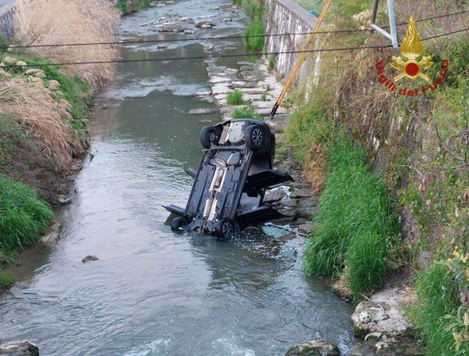 Auto ribaltata nel fiume Cherio a Trescore: resta grave il giovane di 20 anni alla guida
