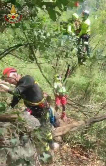 Anziano di 73 anni scivola per il bosco a Ubiale Clanezzo: recuperato dai Vigili del fuoco
