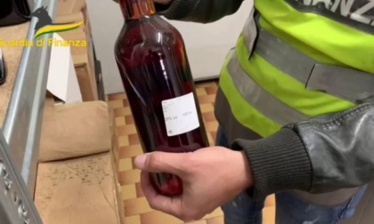 Oltre 4.500 bottiglie di alcolici di contrabbando in vendita a Bergamo e Como: denunciato