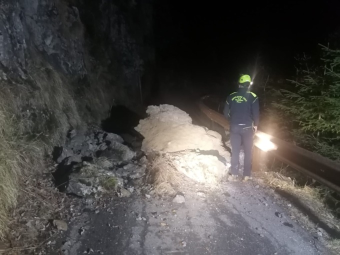 Smottamento in quota, interrotta la strada da Gandino verso Valpiana e Malga Lunga