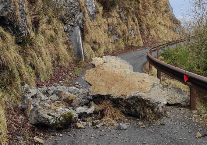 Tempi lunghi per la strada verso Valpiana e Malga Lunga: incombono massi pericolanti