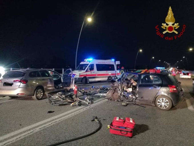 Terribile incidente allo svincolo del centro commerciale Le Due Torri