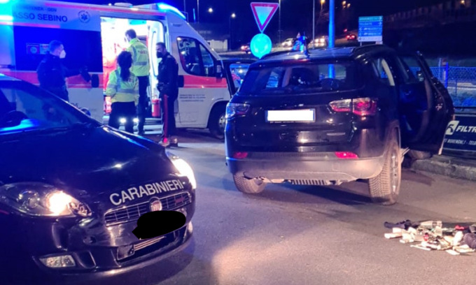 Alla guida di un’auto rubata, scappa ma si schianta contro i carabinieri
