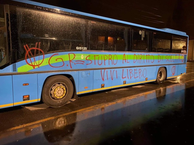Ancora vandalismo no-vax ad Albino: imbrattati nella notte dodici autobus di linea