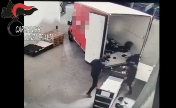 Sgominata banda che assaltava depositi con abiti di moda: nove arresti (anche a Bergamo)