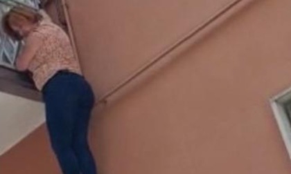 Rimane bloccata in casa e cerca di scendere dal balcone, ma rischia di cadere