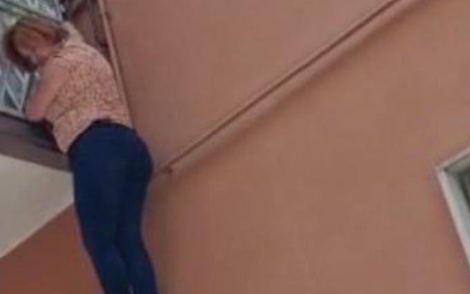Rimane bloccata in casa e cerca di scendere dal balcone, ma rischia di cadere