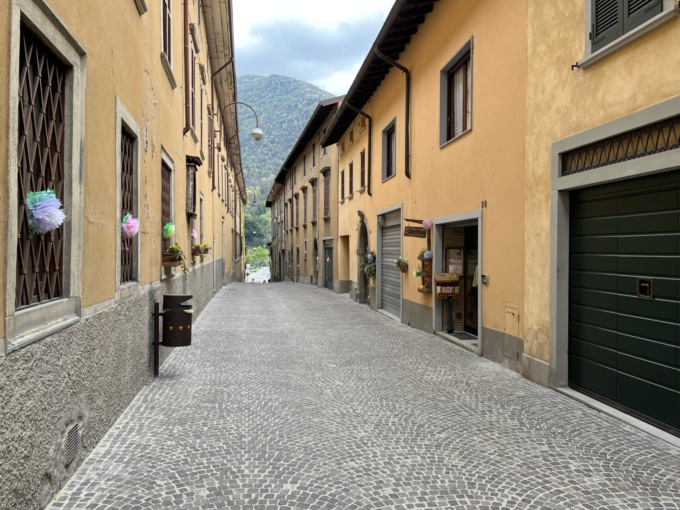 Via Sant’Anna torna finalmente a risplendere. E ad Albino si fa festa con un pranzo in strada