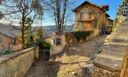 I viottoli e le antiche scalette di Bergamo che adesso vanno a sbattere contro un cancello