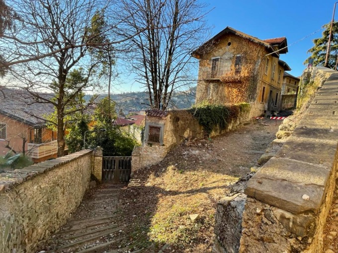 I viottoli e le antiche scalette di Bergamo che adesso vanno a sbattere contro un cancello