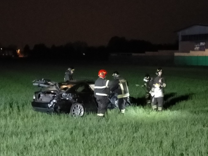 Folle carambola in Bmw a Pontirolo, 35enne in ospedale