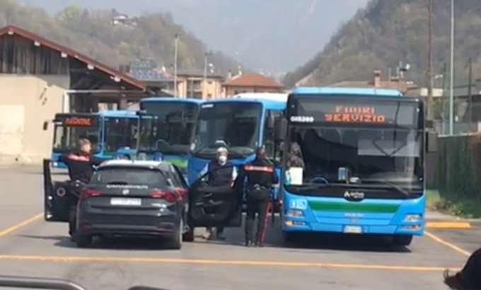 Studentessa sull’autobus senza mascherina Ffp2, a Gazzaniga devono intervenire i Carabinieri