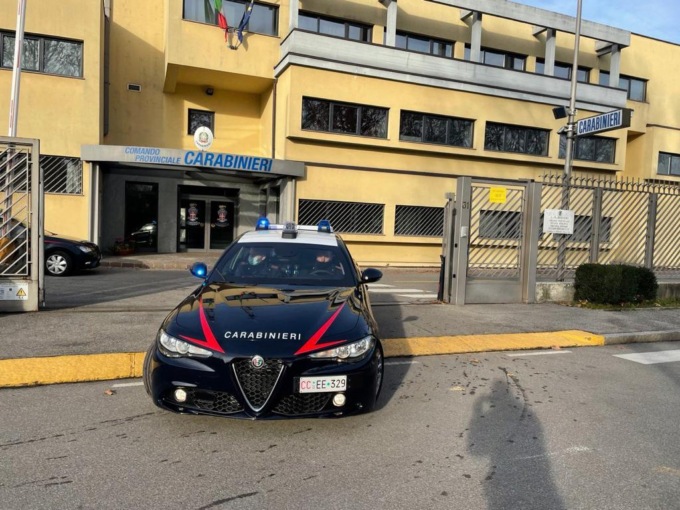 Albino, rubano auto e tentano di sradicare dal muro del bar il cambiamonete: arrestati
