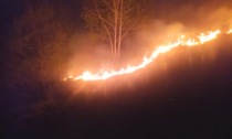 Video dell'incendio di stanotte sul monte Podona, a Lonno: bruciati 3 ettari di bosco