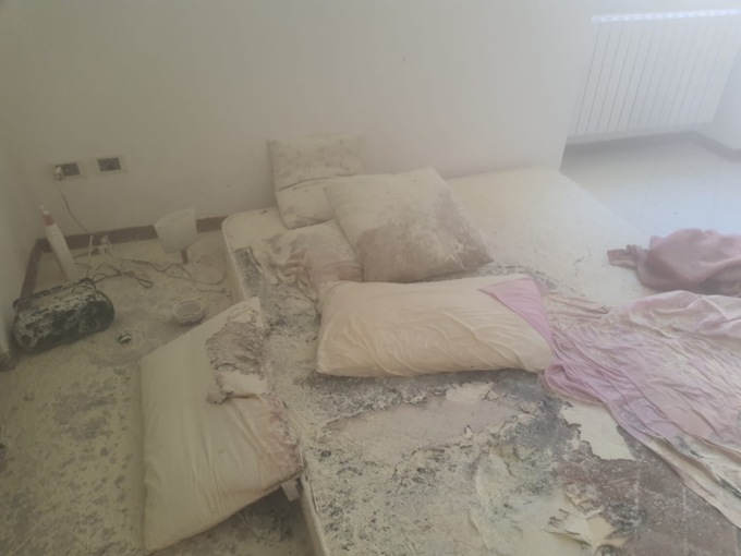 Mozziconi sul letto, in fiamme il materasso: paura in pieno centro a Treviglio