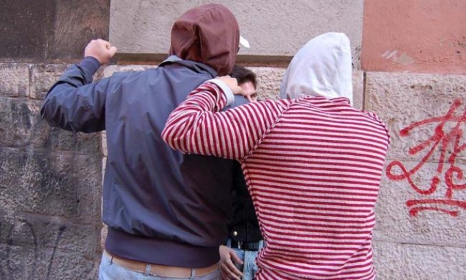 Studente di 17 anni colpito a calci e pugni da sei giovani davanti alla fermata del bus a Ponte San Pietro