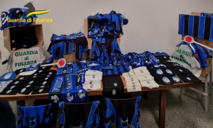 Vendeva magliette e accessori contraffatti con il logo dell'Atalanta: nei guai un brianzolo