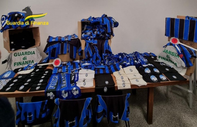 Vendeva magliette e accessori contraffatti con il logo dell’Atalanta: nei guai un brianzolo
