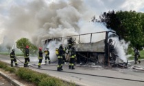 Video e foto dell'autobus con studenti della Fondazione Ikaros di Calcio in fiamme: nessun ferito