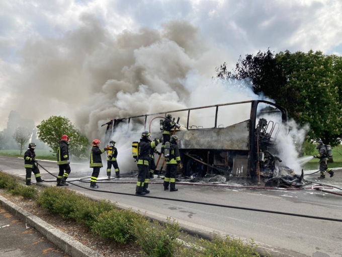 Video e foto dell’autobus con studenti della Fondazione Ikaros di Calcio in fiamme: nessun ferito