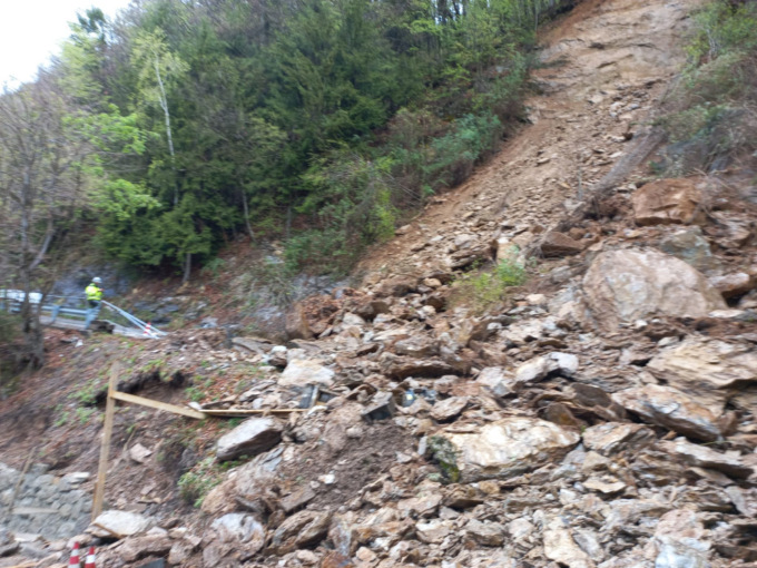 Valgoglio, via ai lavori per rimuovere la frana. Aperto un passaggio per i mezzi di soccorso