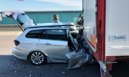 Terribile incidente lungo la A4: l'auto si accartoccia contro un tir, ma il conducente è illeso