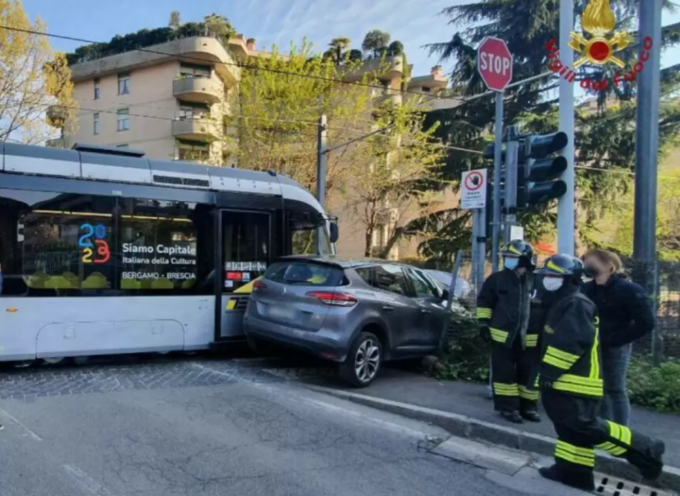 Panico in città: auto si scontra con il tram delle valli e lo fa deragliare
