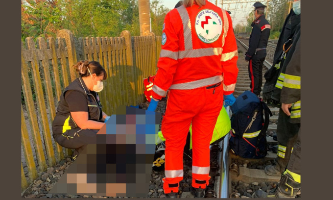 Travolto dal treno mentre cammina sui binari: ragazzo muore in stazione a Cassano