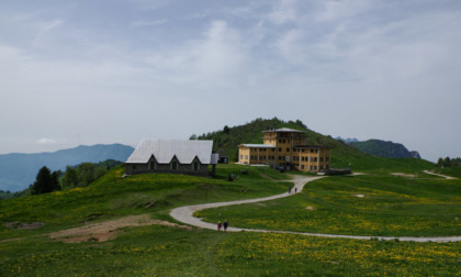 I verdi prati e i pascoli assolati della Val Taleggio, ribattezzata anche la Svizzera bergamasca
