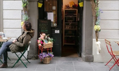 Il Comune di Bergamo fa togliere i tavolini fuori dal bar: ricorso al Tar del proprietario