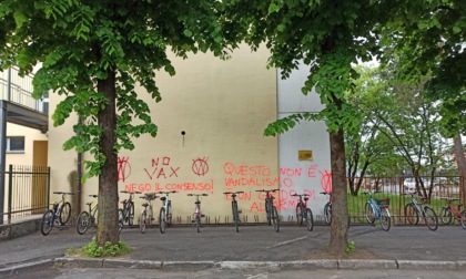 Raid no-vax a Seriate: imbrattati con vernice spray i muri della scuola Aldo Moro