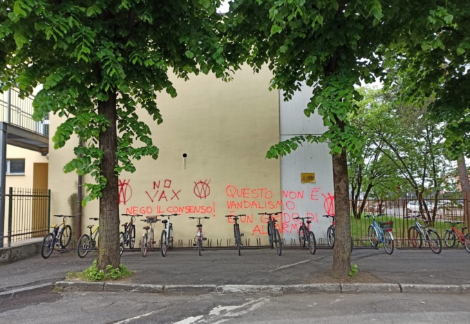 Raid no-vax a Seriate: imbrattati con vernice spray i muri della scuola Aldo Moro