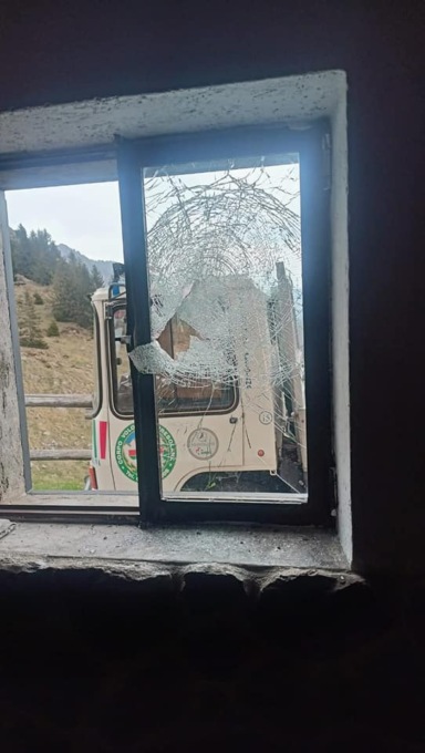 Vandali prendono di mira la Malga Campo: finestra frantumata e defibrillatore danneggiato