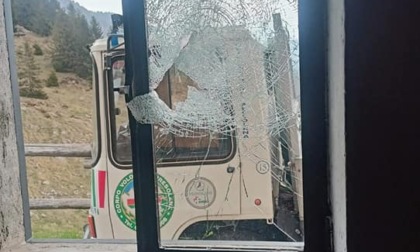 Vandali prendono di mira la Malga Campo: finestra frantumata e defibrillatore danneggiato