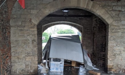 Cologno, furgone del mobilificio s'incastra sotto Porta Rocca. Lievi danni ai muri interni
